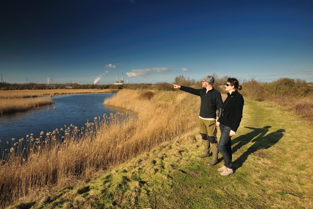 Twee wandelaars bij Rietveld Kallo