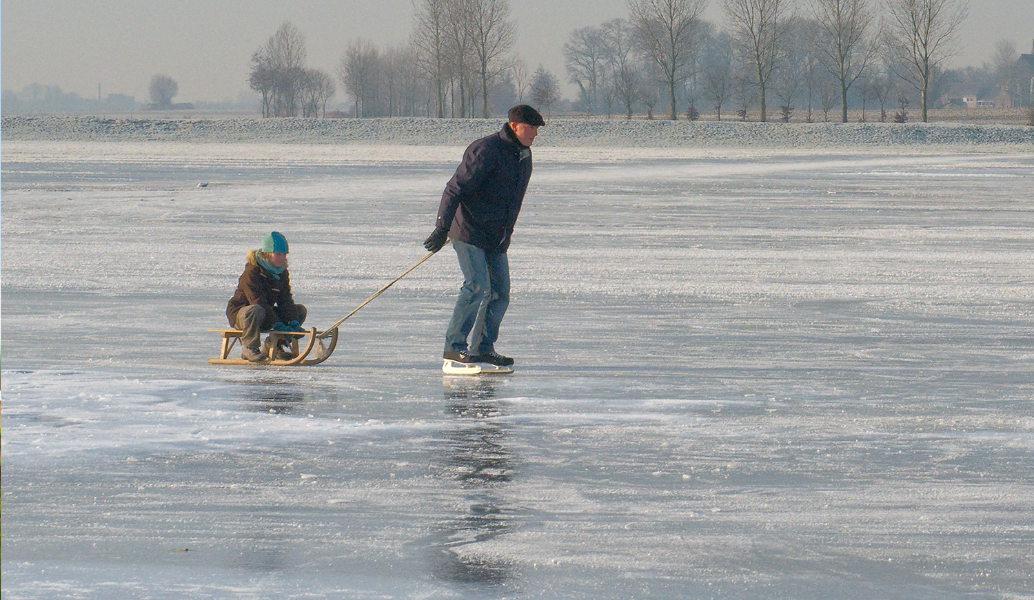 Schaatser trekt een slee