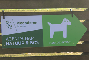 Vlaams Agentschap Natuur & Bos wegwijzer naar hondenzone