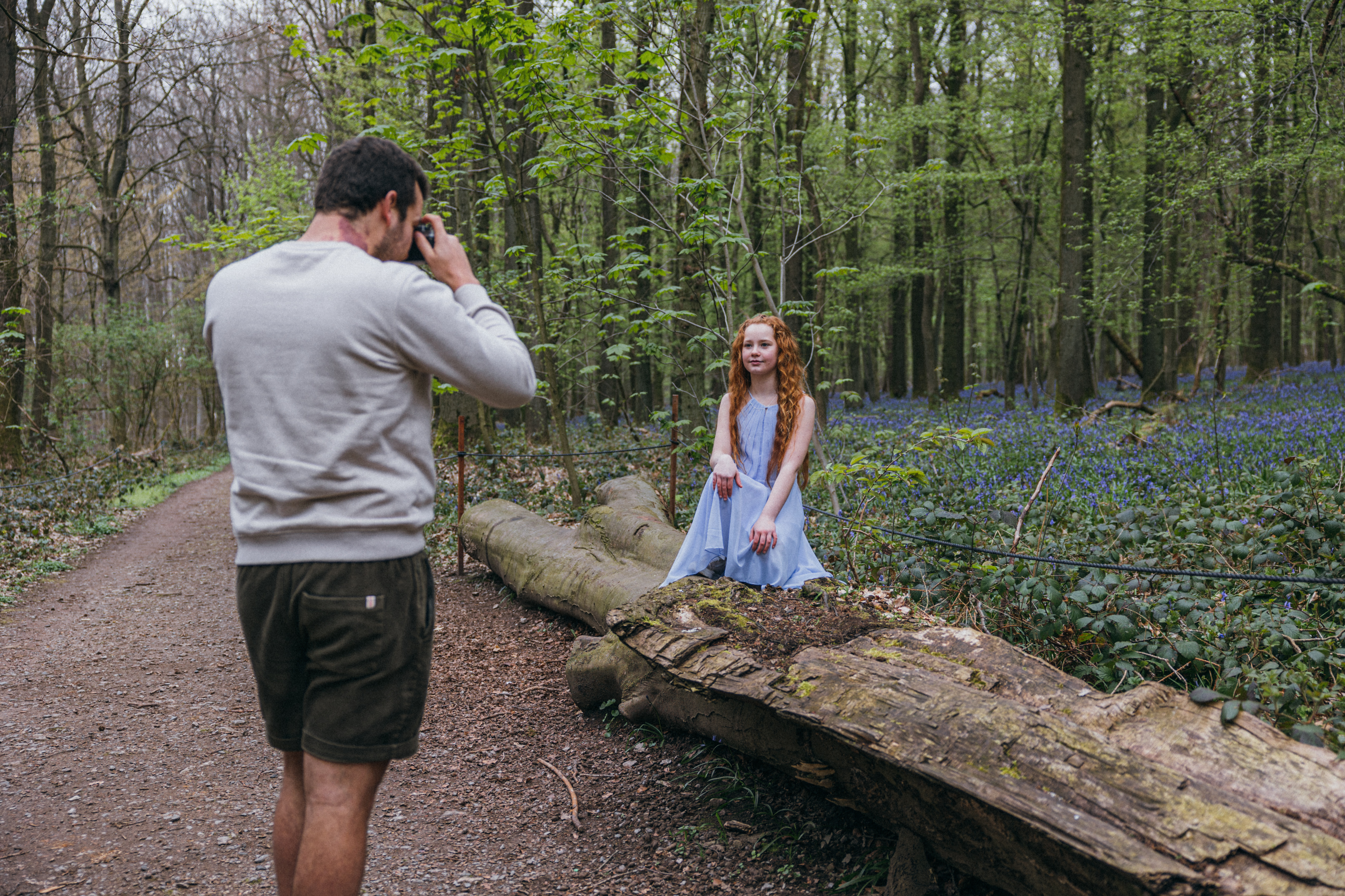 Fotoshoot van een meisje in Hallerbos