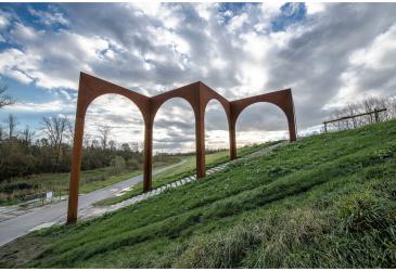 De 'Arcade' ,of bogen die als een zigzag over de ringdijk lopen