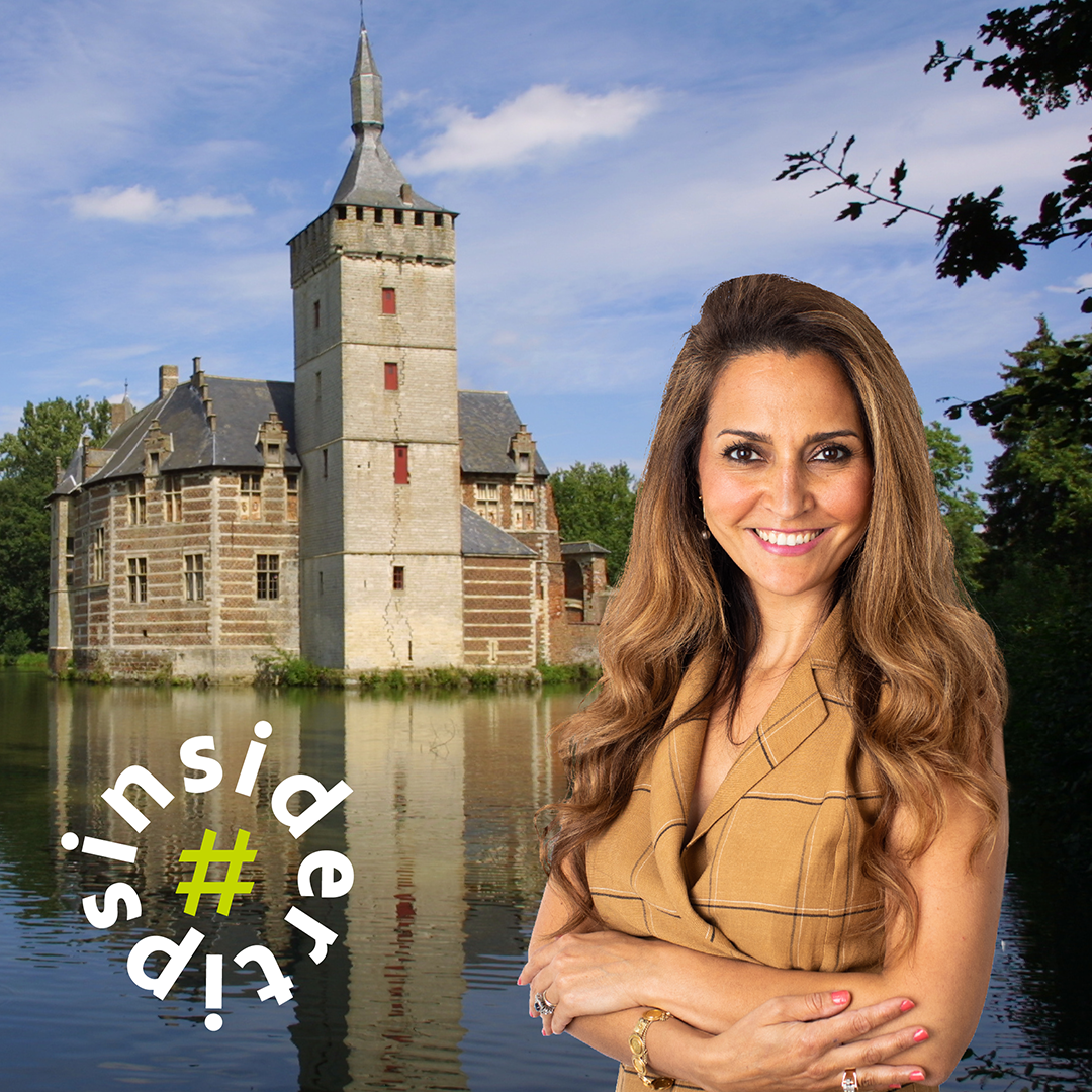 Juriste en leidinggevende van de algemene staf, Hanna, voor het Kasteel van Horst