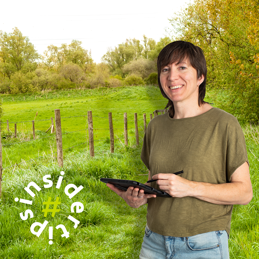 ICT'er Katrien met een tablet in haar handen en De Lisdodde op de achtergrond