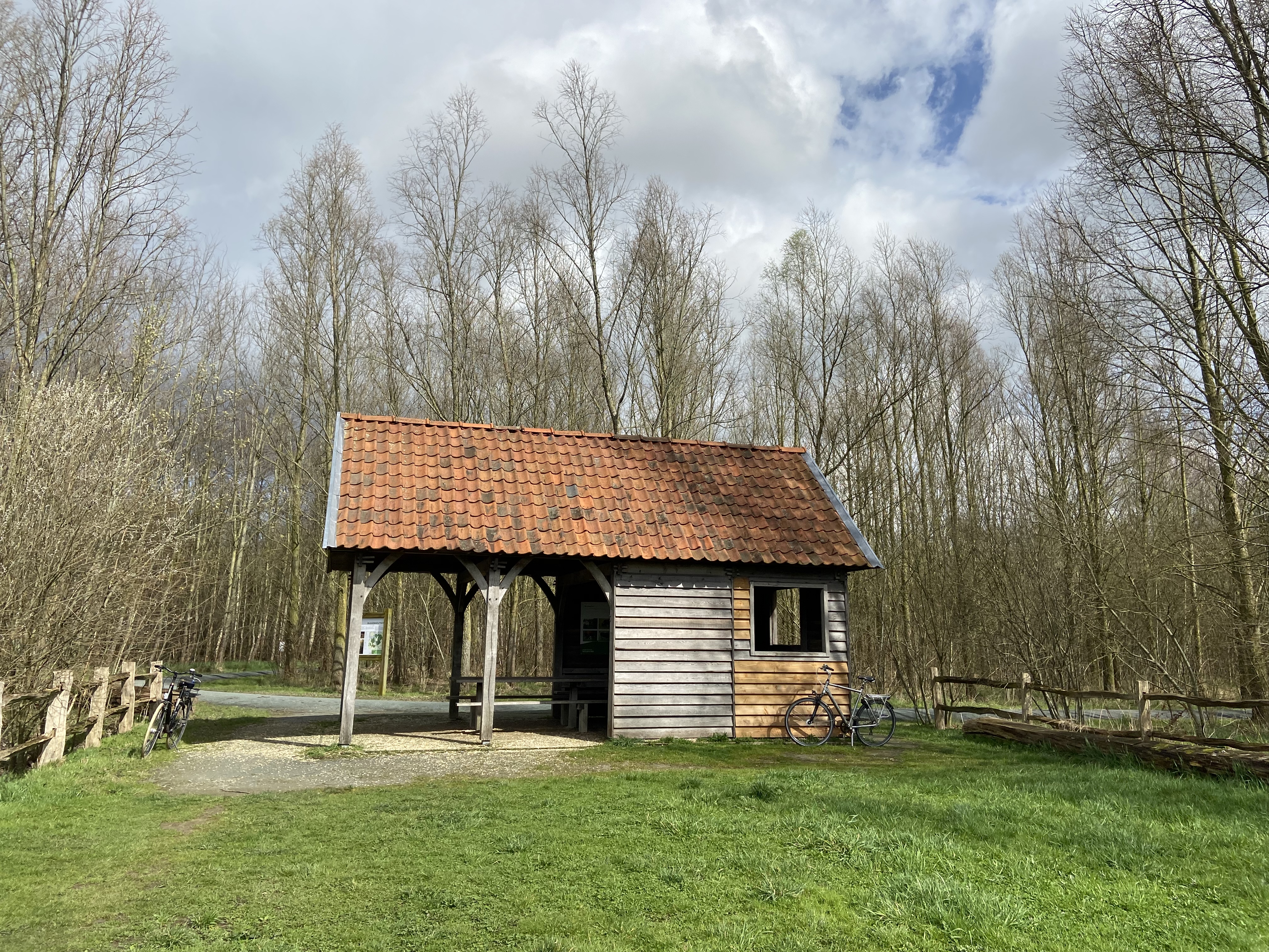 Schuilhutje in het bos