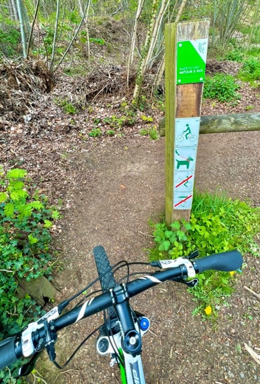 Wegwijzer mountainbike-pad, getrokken vanop mountainbike