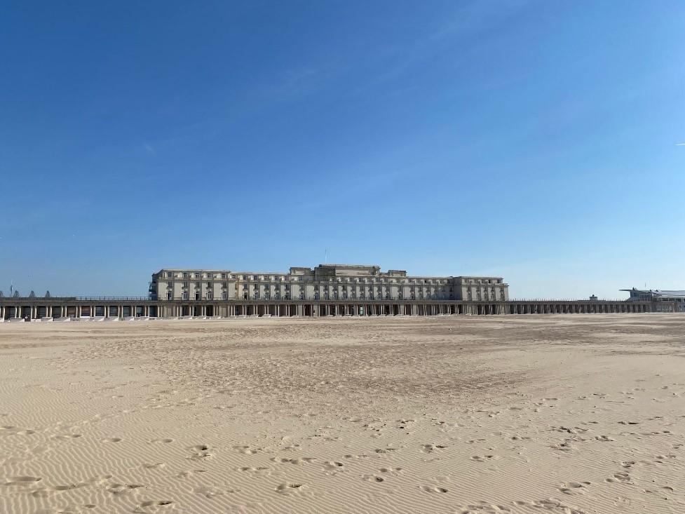 Thermae palace hotel gefotografeerd vanop het strand
