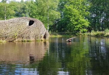 Natuurkunstwerk in de vorm van een amoebe langs water