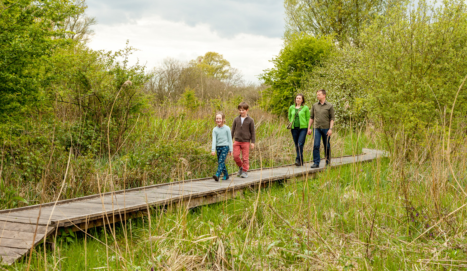 Wandelaars op een knuppelpad