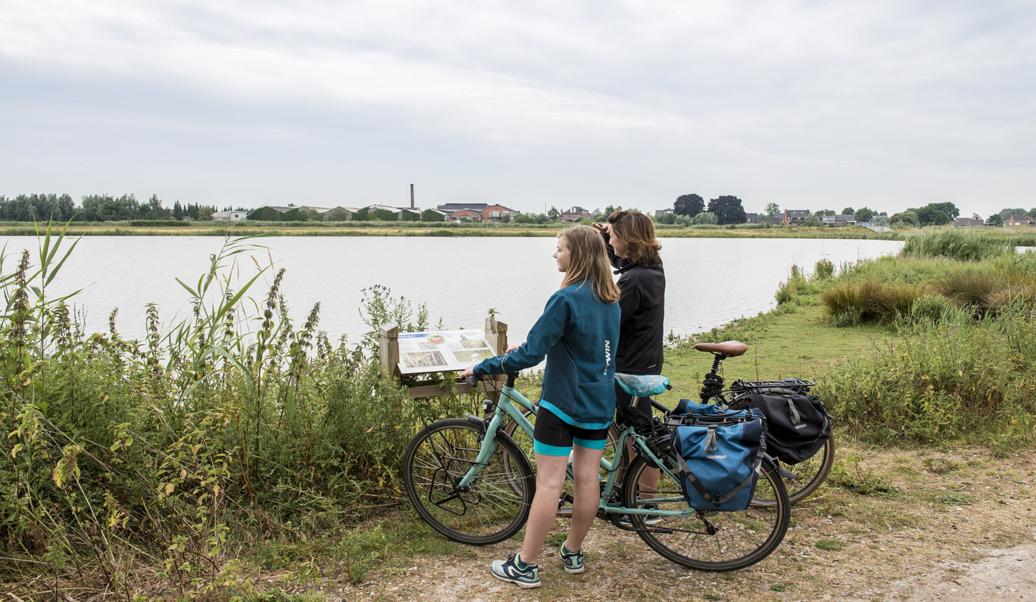 Fietsers overzien het landschap