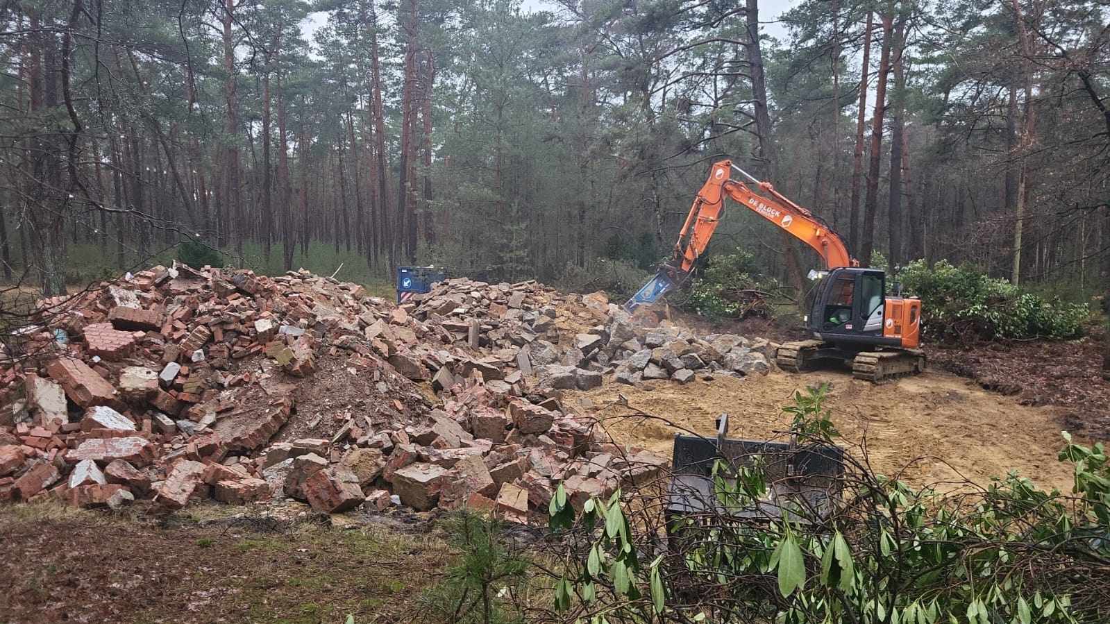 Afbraak gebouwen vliegveld van Malle