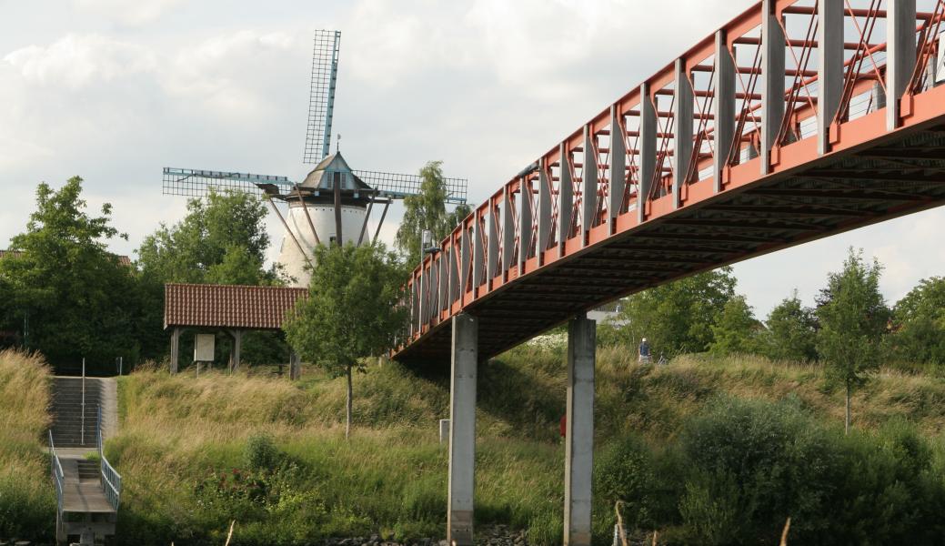 rode voetgangersbrug over de Leie
