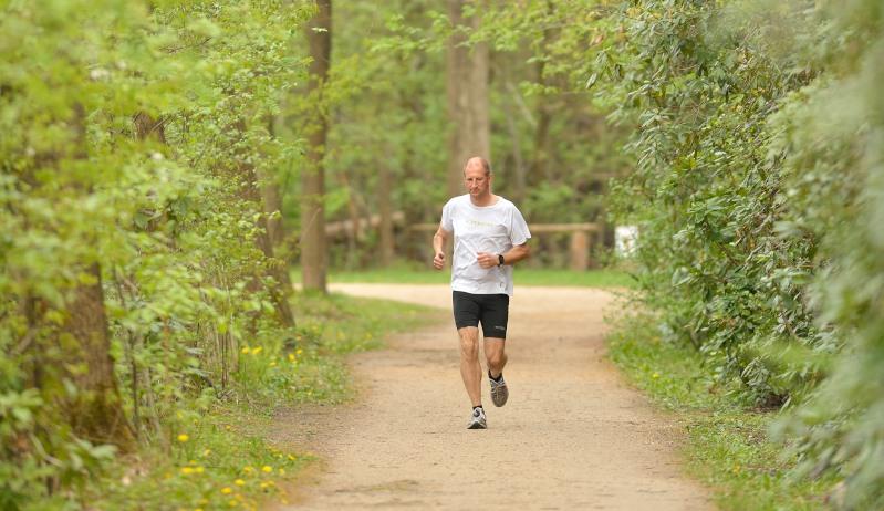 loper in het bos