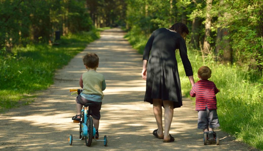 vrouw met kinderen in het bos