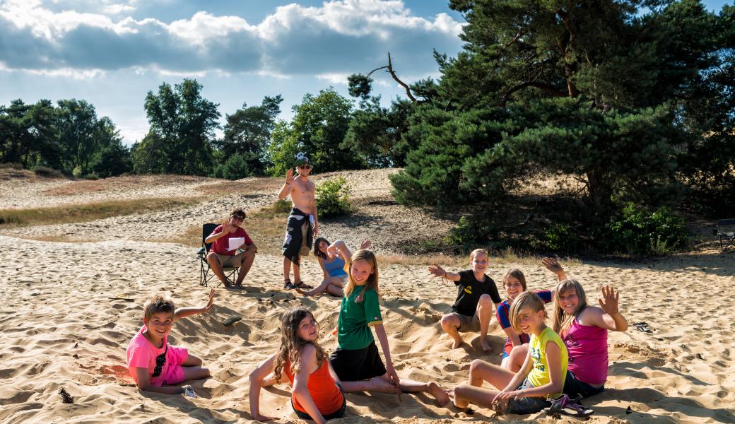 spelende kinderen in de duinen