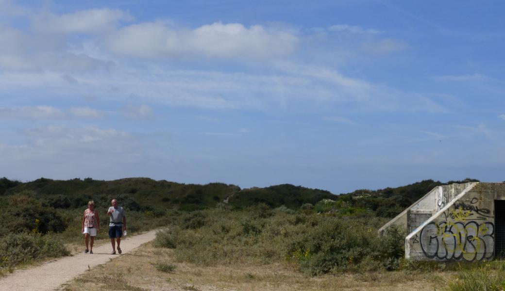 2 wandelaars in de buurt van een bunker