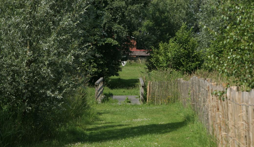 grasdreef met op het einde een brugje