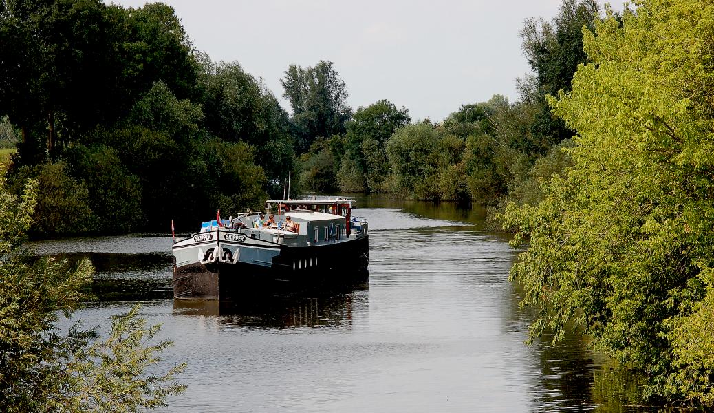 platboot op het kanaal
