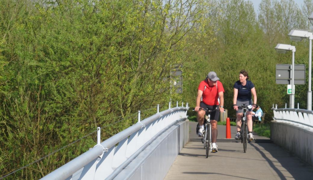 fietsers op de brug