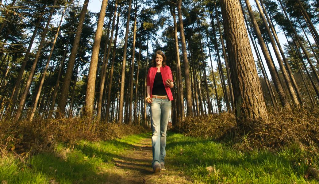 vrouw aan het jongleren met denappels