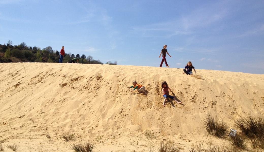 spelende kinderen in de duinen