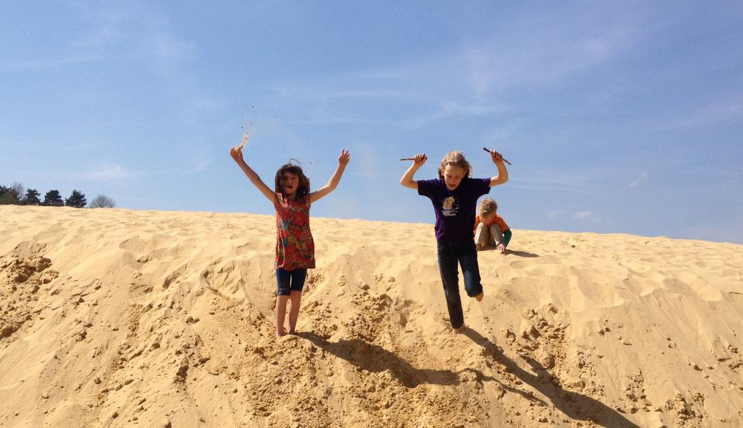 spelende kinderen in de duinen