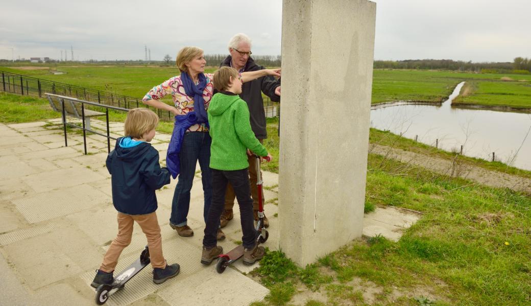 mensen aan bord / steen