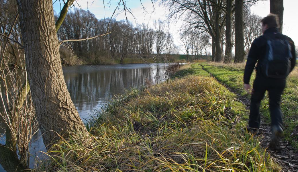 wandelaar langs het water