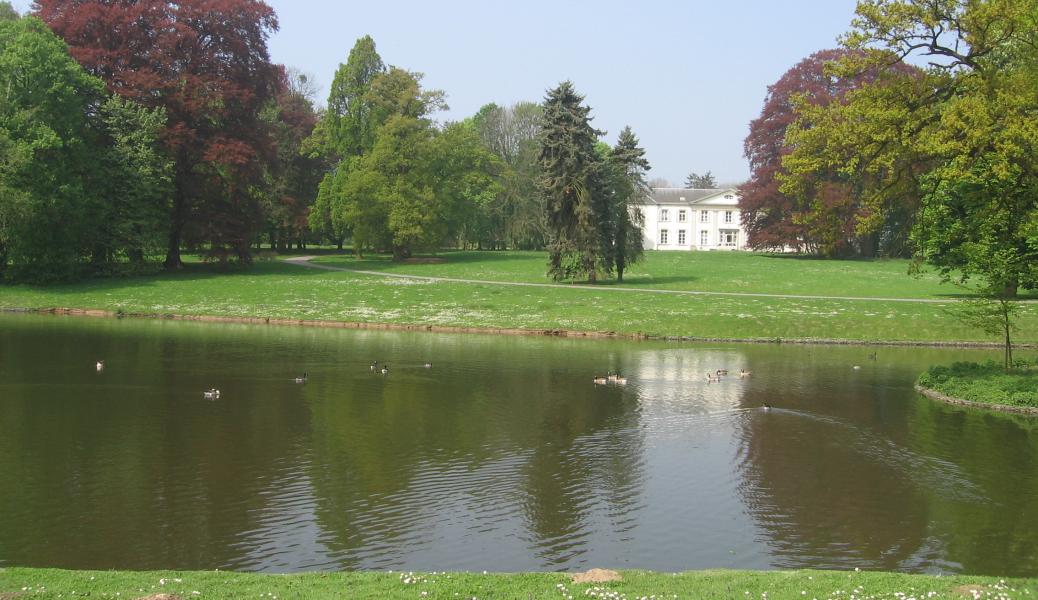 zicht op het water met op de achtergrond het kasteel