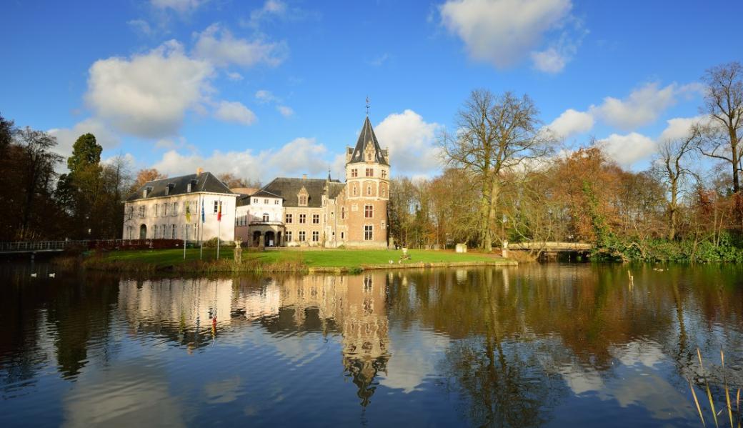 zicht op het water met op de achtergrond Kasteel De Renesse