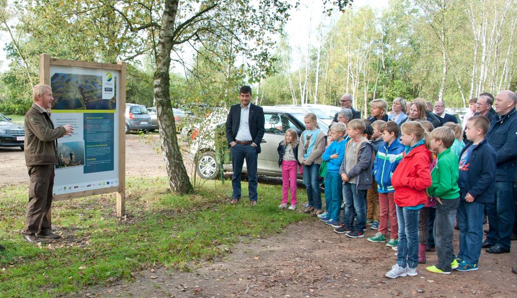 boswachter geeft uitleg aan een groep kinderen