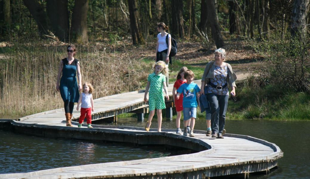 mensen op het vlonderpad
