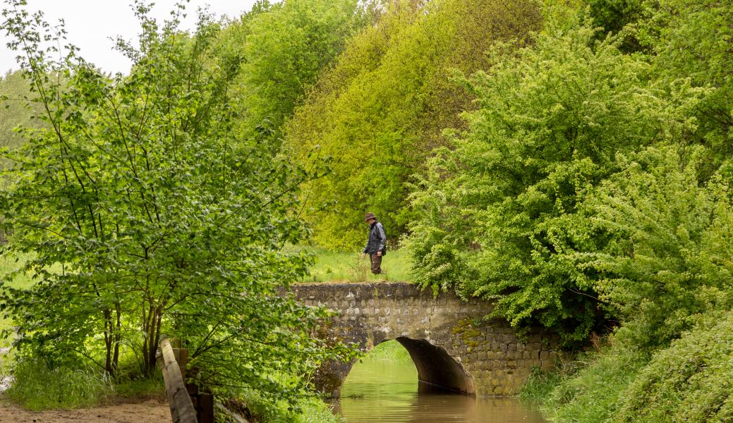 wandelaar over stenen brug