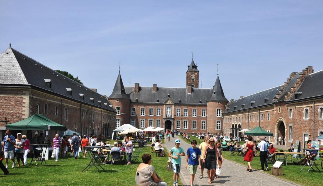 volk tijdens een evenement bij het kasteel
