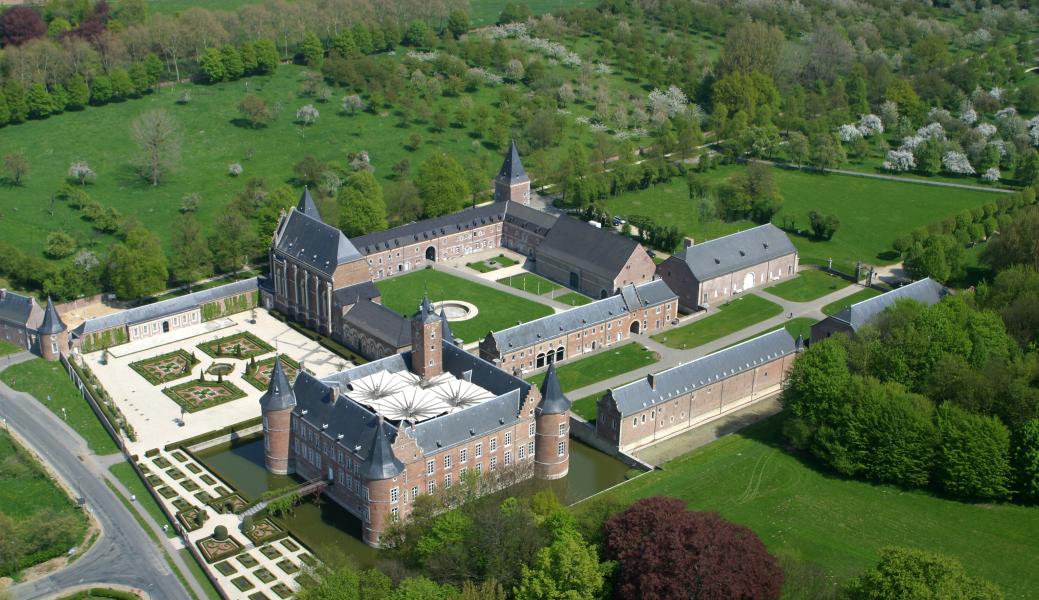 luchtfoto van het kasteeldomein 