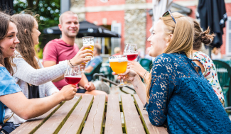 Vrienden drinken iets samen