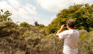 Man neemt foto van het landschap