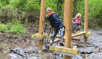 Kinderen op speeltoestel