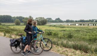 Fietsers turen over het landschap