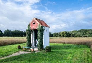 Kleine kapel in een veld