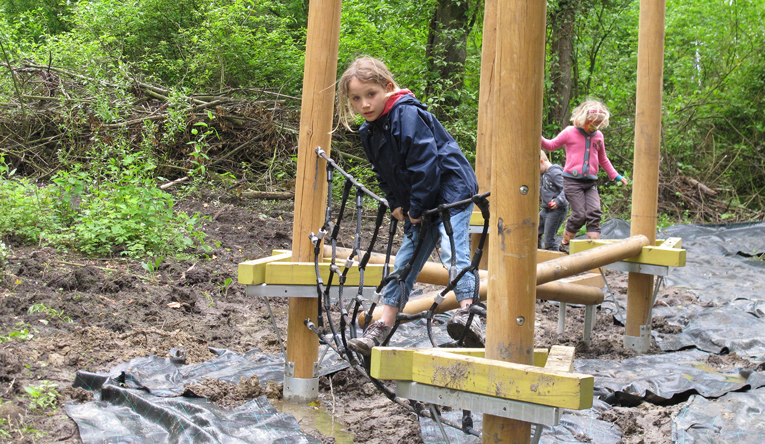 Kinderen op speeltoestel