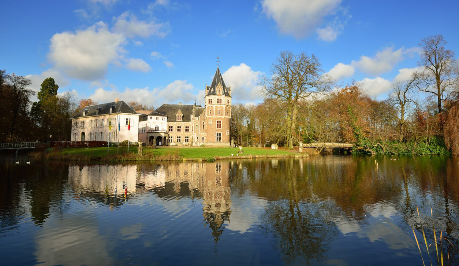 Kasteel en vijver